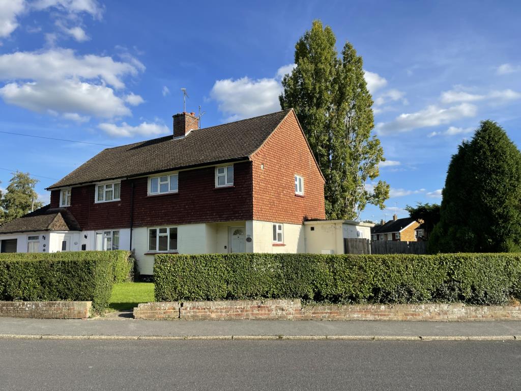 Lot: 88 - SEMI-DETACHED HOUSE ON CORNER PLOT IN NEED OF REFURBISHMENT -